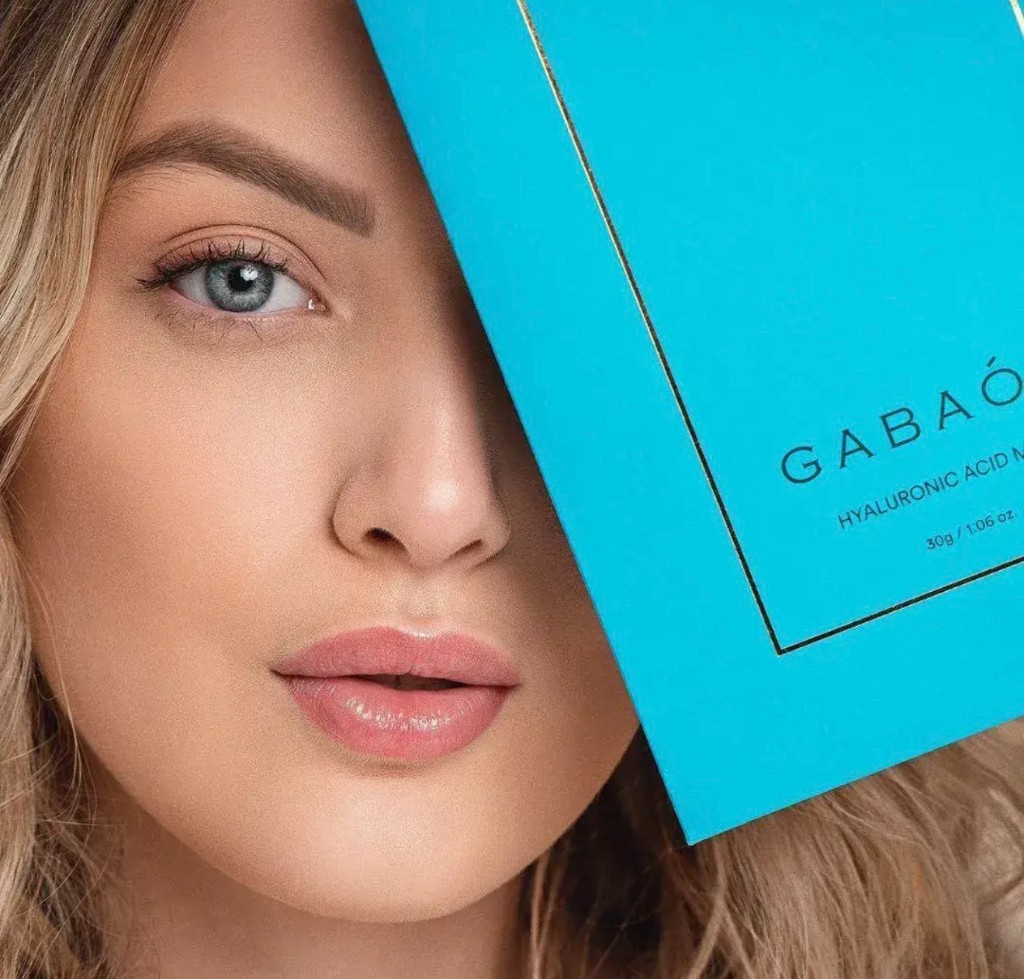 Modelo com caixa da máscara hialurônica Gabaon