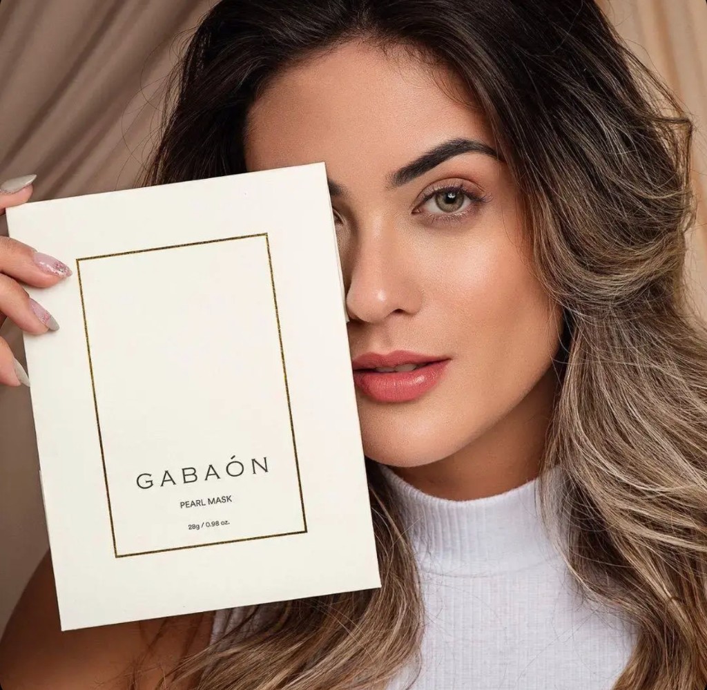 Modelo con máscara premium Gabaon
